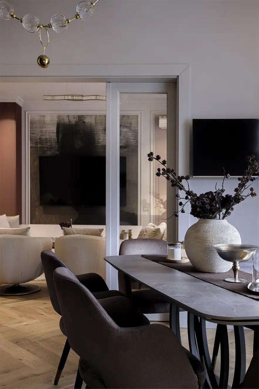 Fotografie profesională de design interior contemporan realizată de fotograf de arhitectură și Airbnb – spațiu elegant cu zonă de dining și living, decor modern, mobilier premium